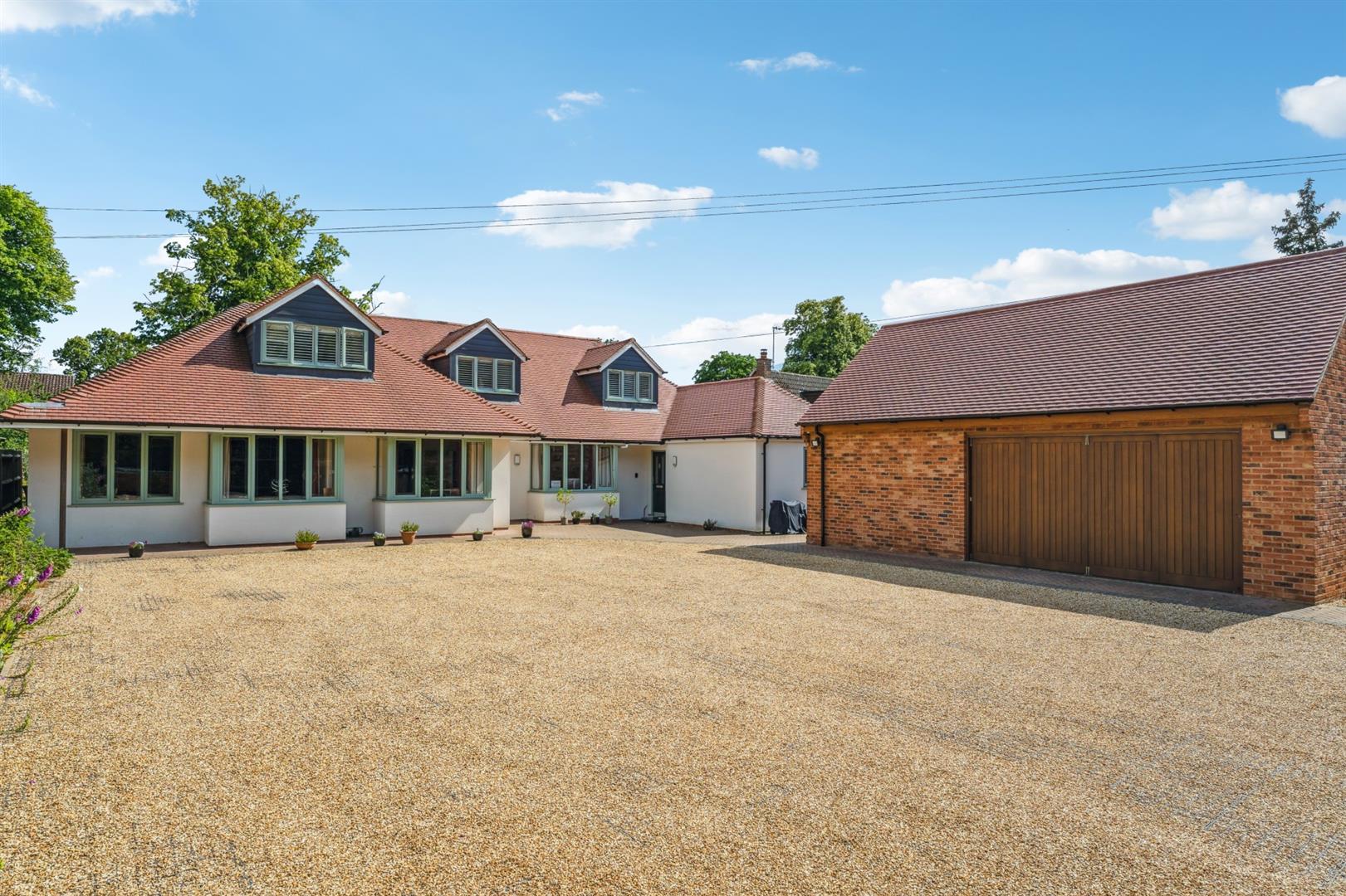 6 bedroom detached house for sale 0