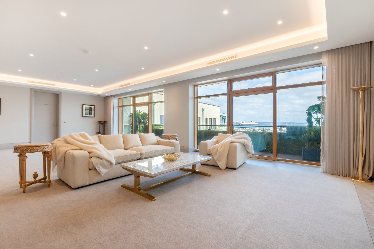 3 bedroom flat for sale 0