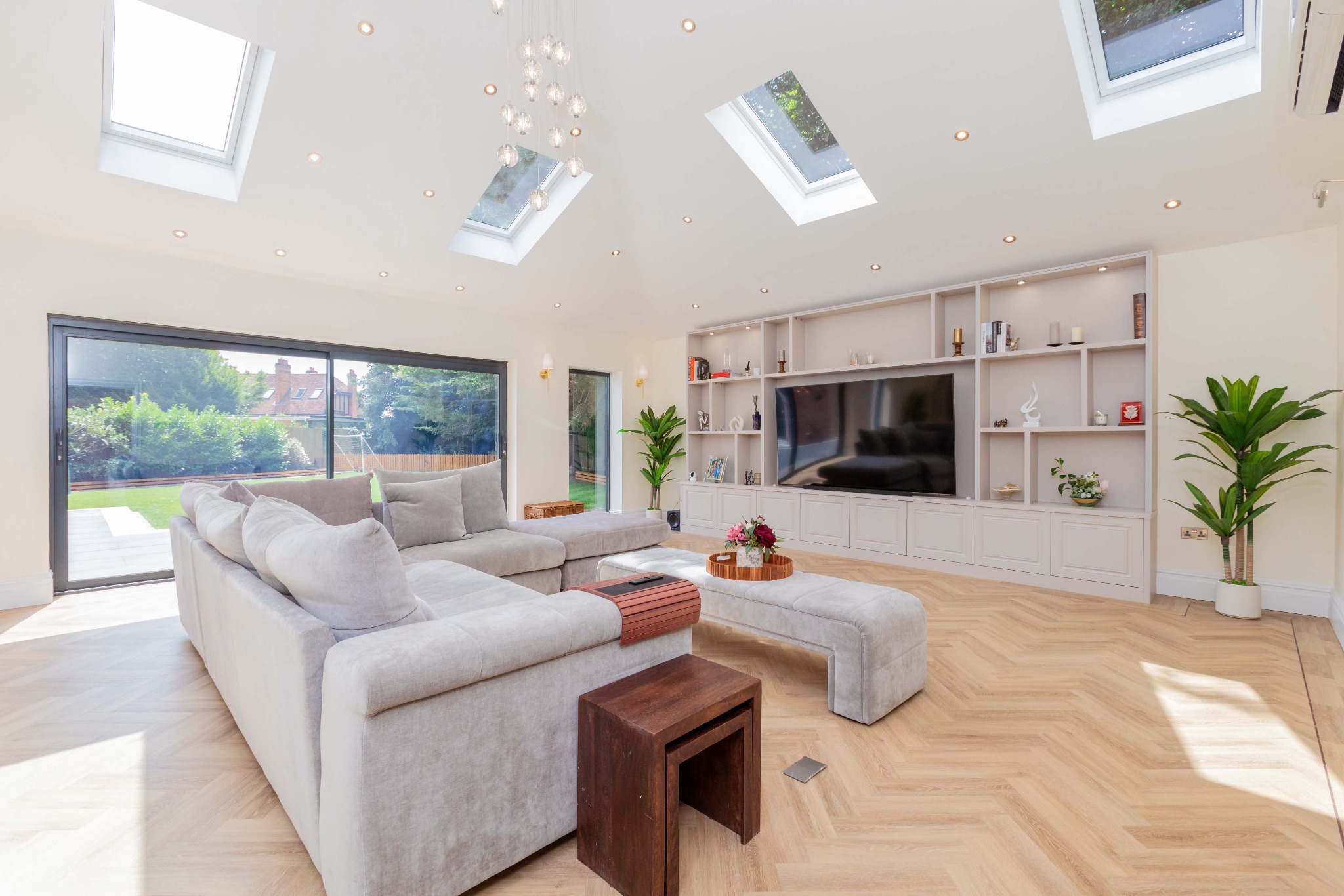 6 bedroom detached house for sale 0