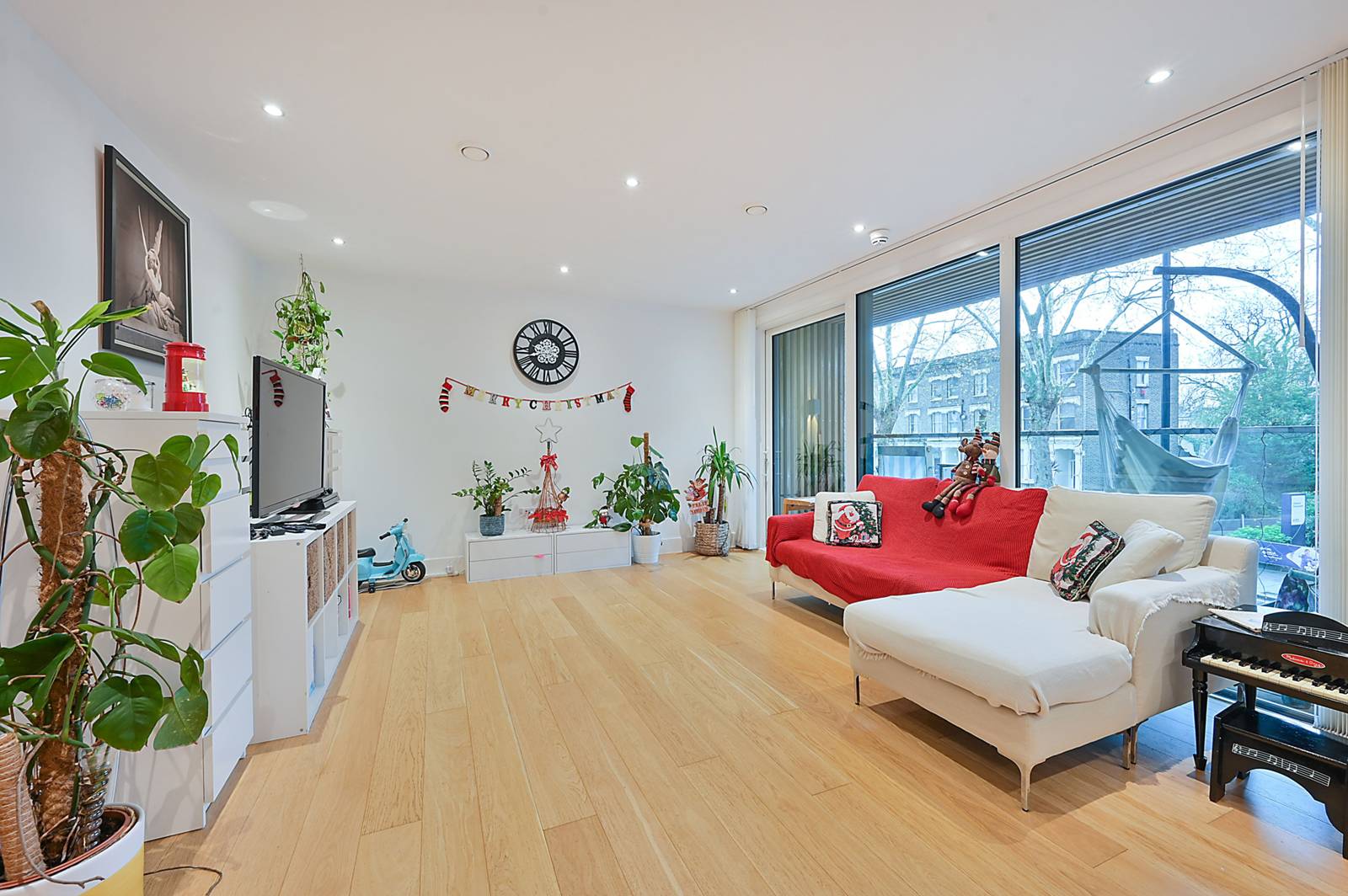 3 bedroom flat for sale 0