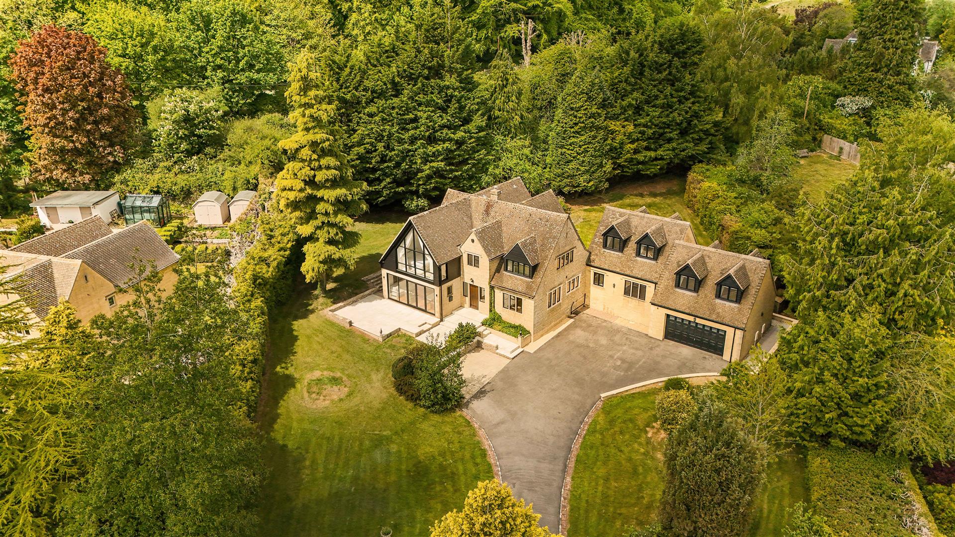 6 bedroom detached house for sale 0