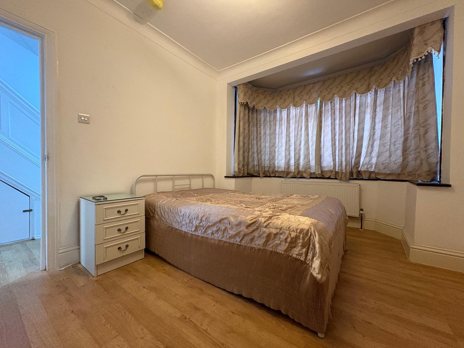 Ruislip Road, Northolt UB5 photo 5
