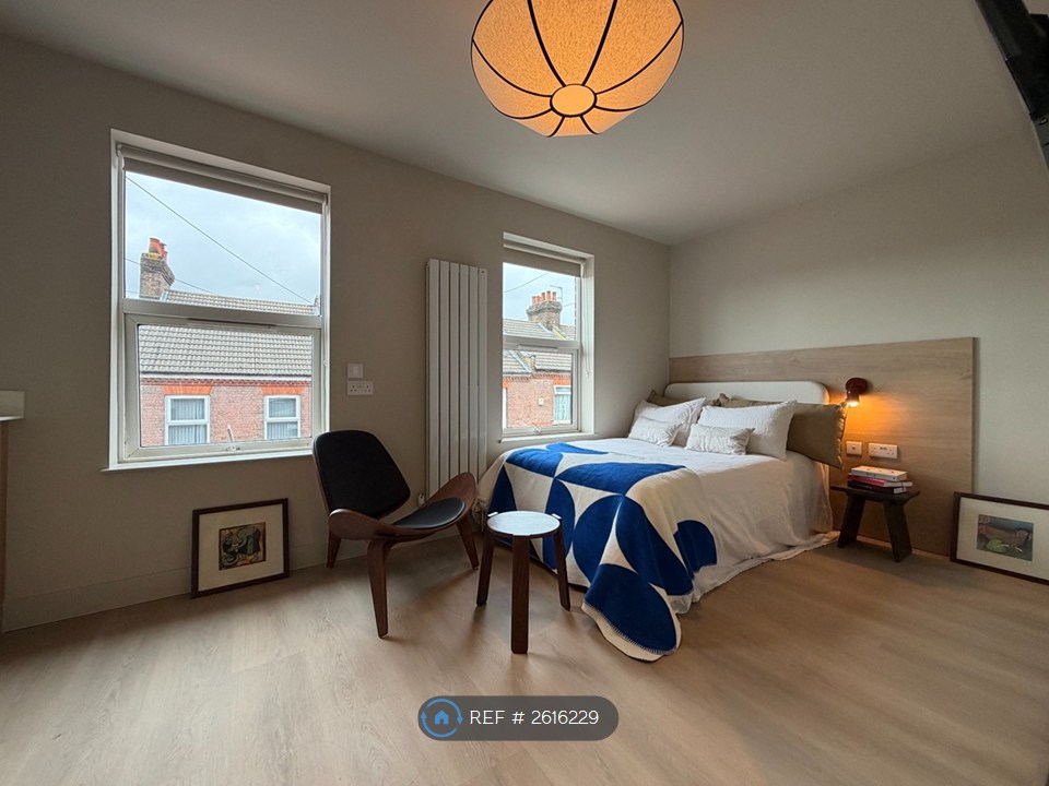 1-bed house on Cowper St, Luton, £975/mo