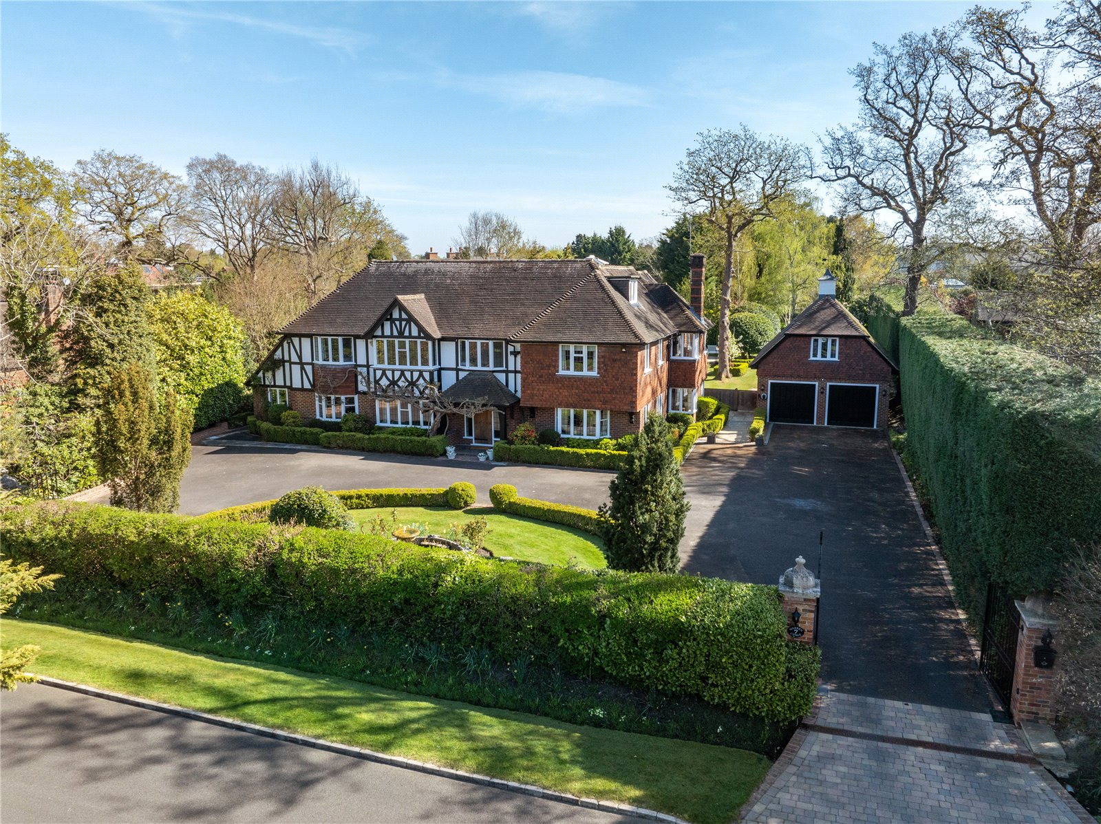 6 bedroom detached house for sale 0