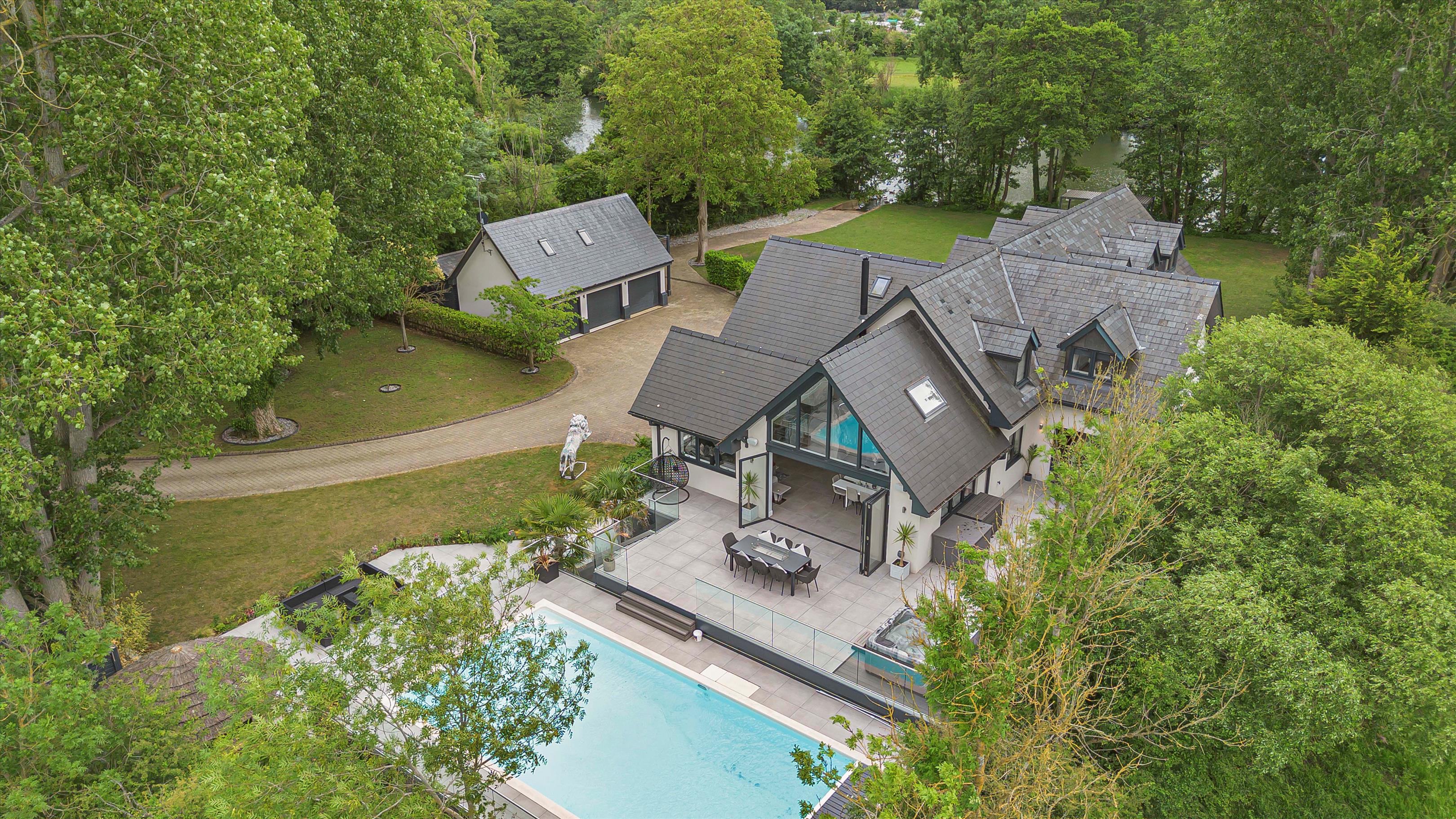 5 bedroom detached house for sale 0