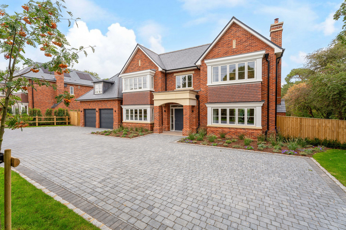 5 bedroom detached house for sale 0