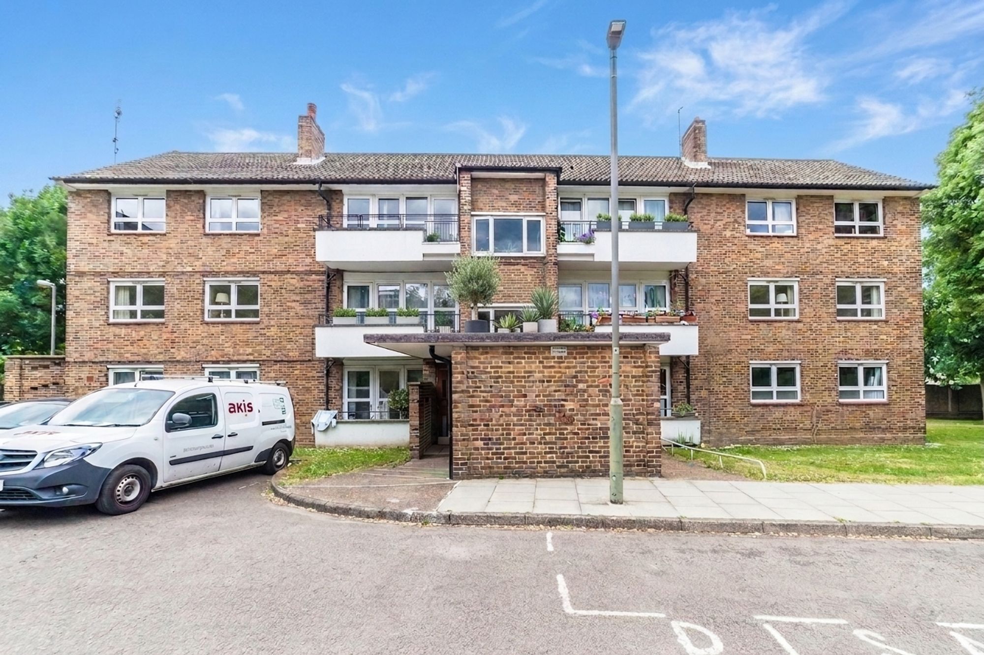 24 Mere Close, London photo 4