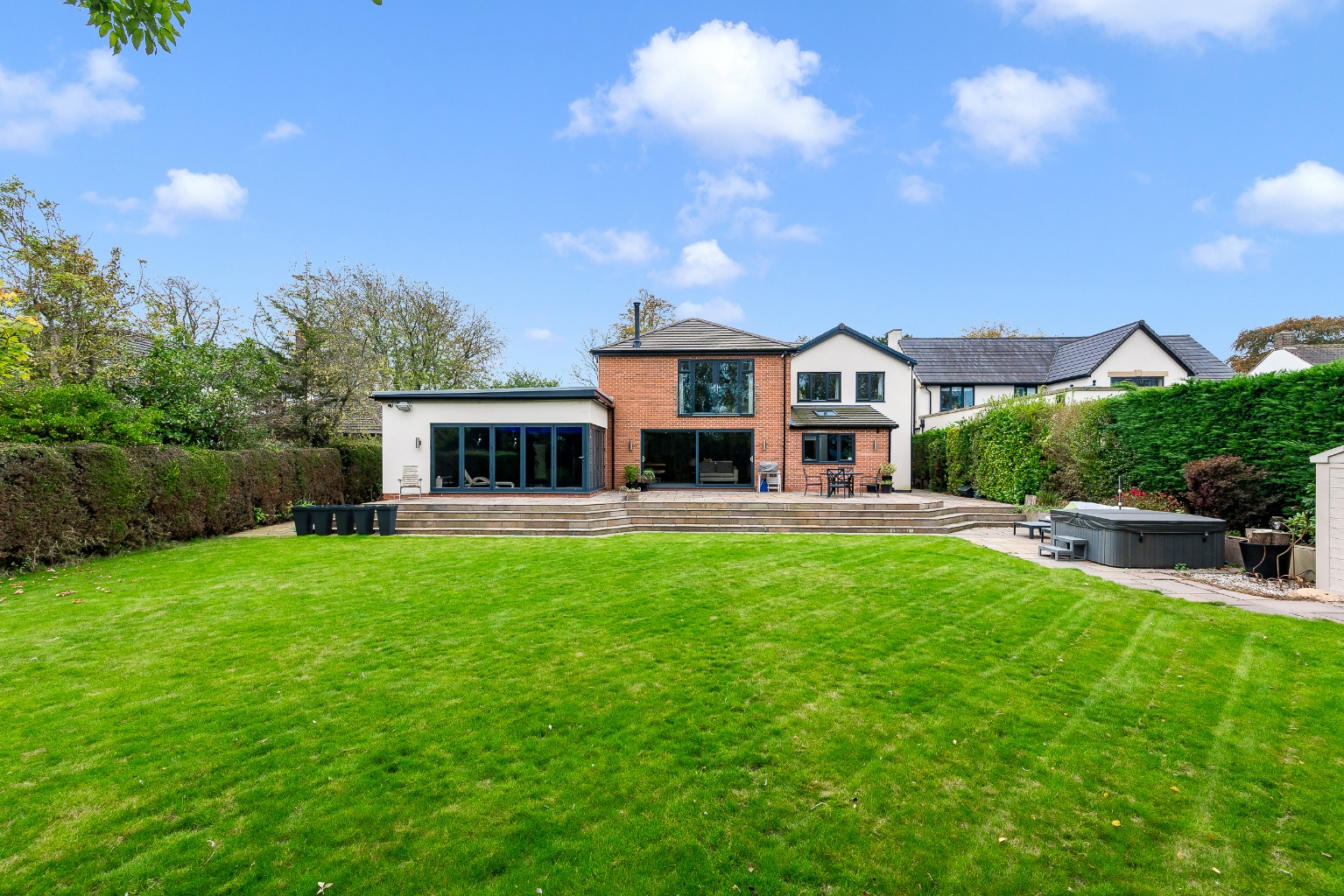 5 bedroom detached house for sale 0