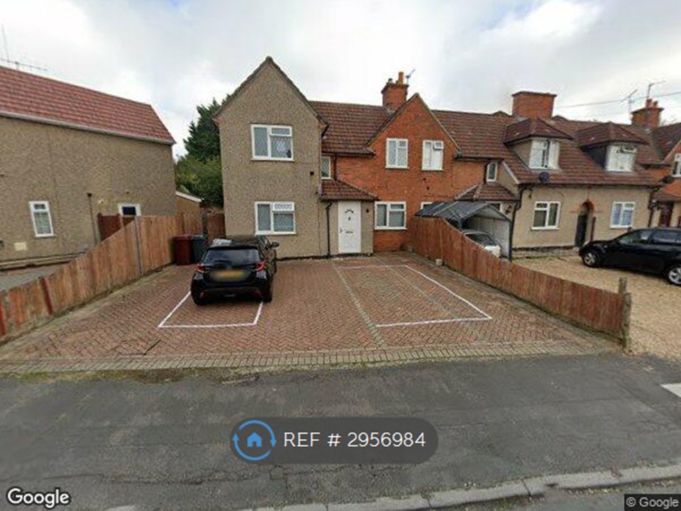 Hazel Crescent, Reading photo 2