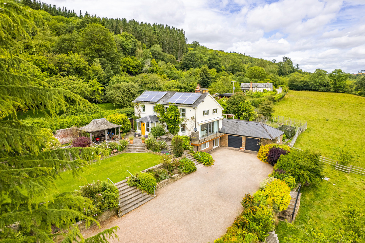 6 bedroom detached house for sale in Chichester