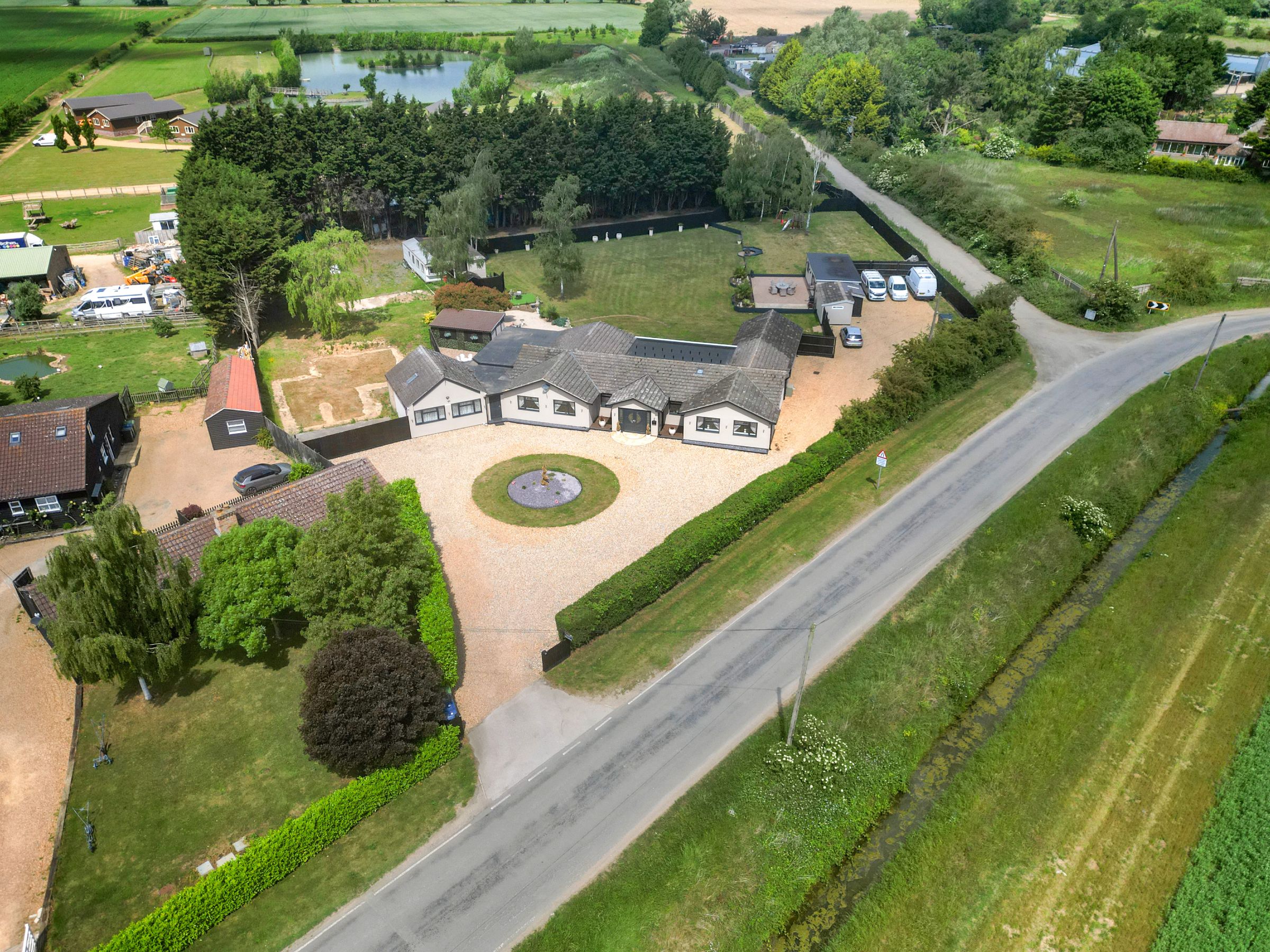 5 bedroom detached house for sale in Wokingham