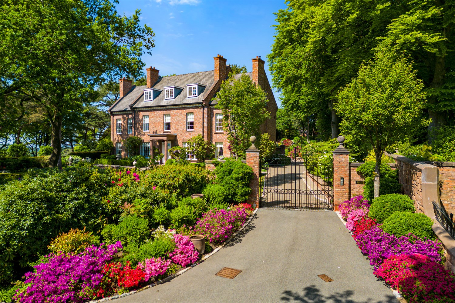 6 bedroom detached house for sale 0