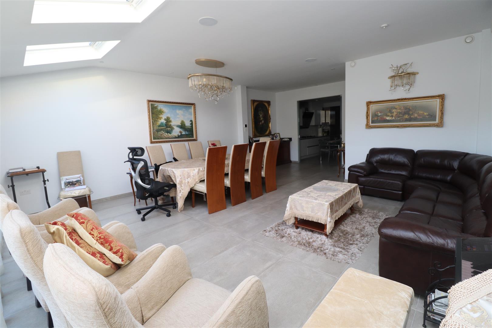 5 bedroom semi-detached house for sale 0