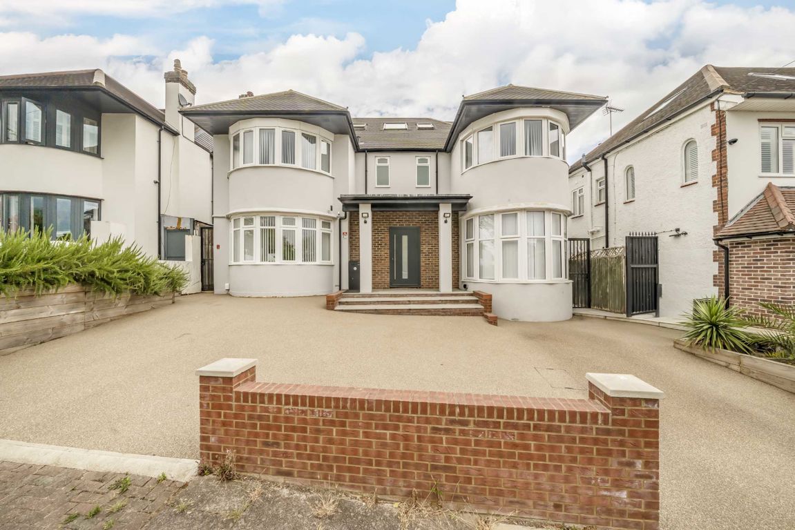 6 bedroom detached house for sale 0