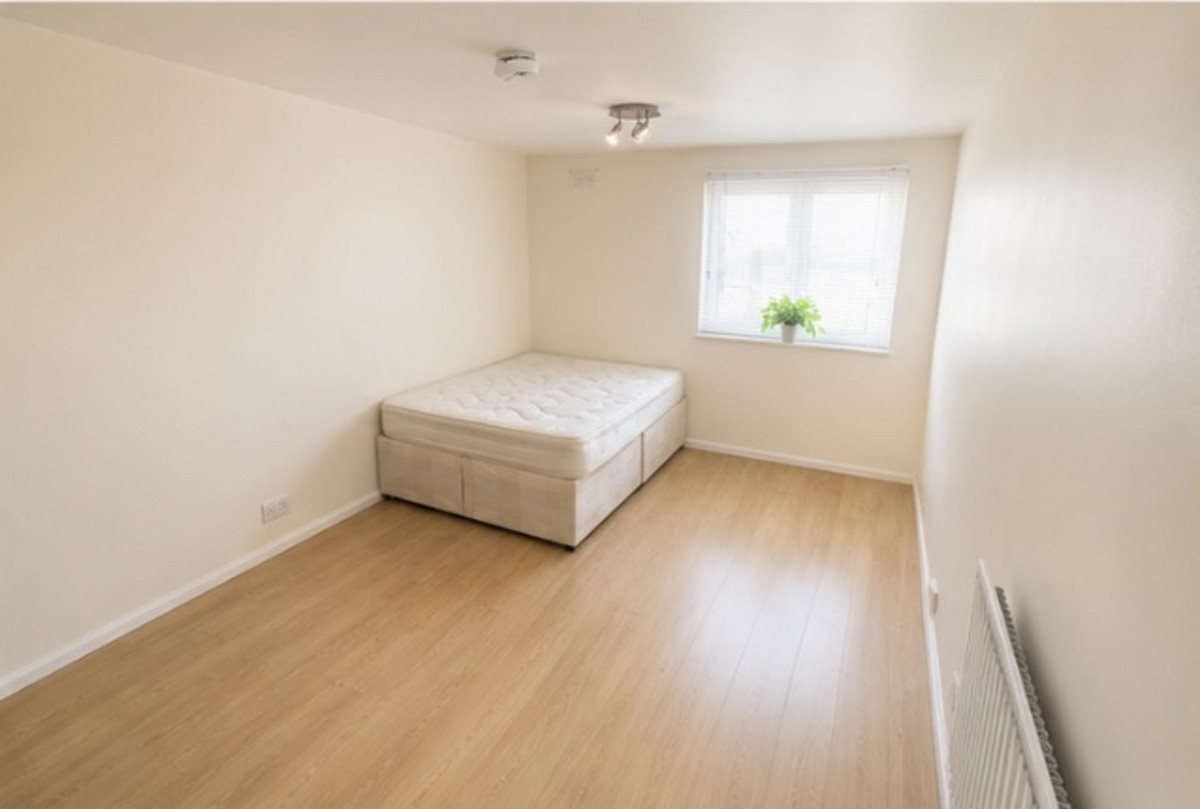 128, Wolsey Cresent, London photo 5