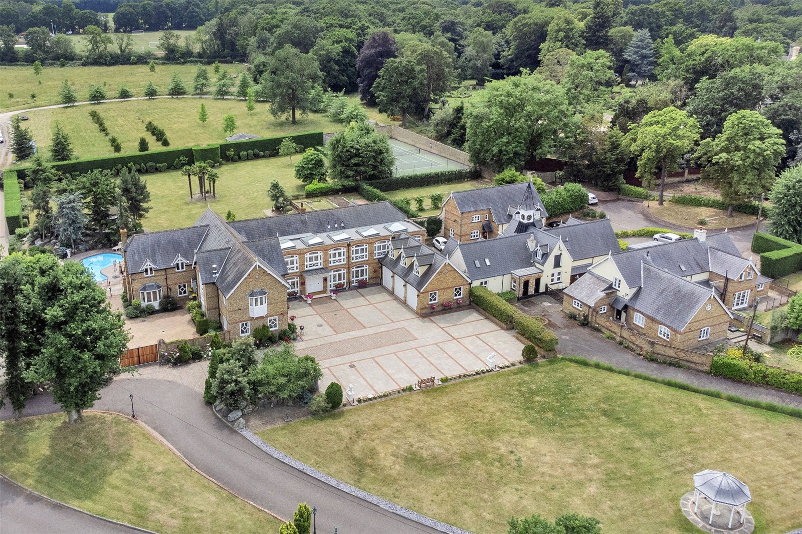 6 bedroom detached house for sale 0
