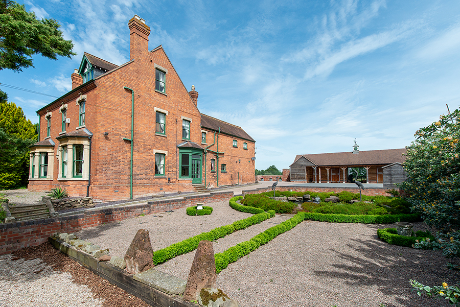 6 bedroom detached house for sale in Martley Road, Lower Broadheath