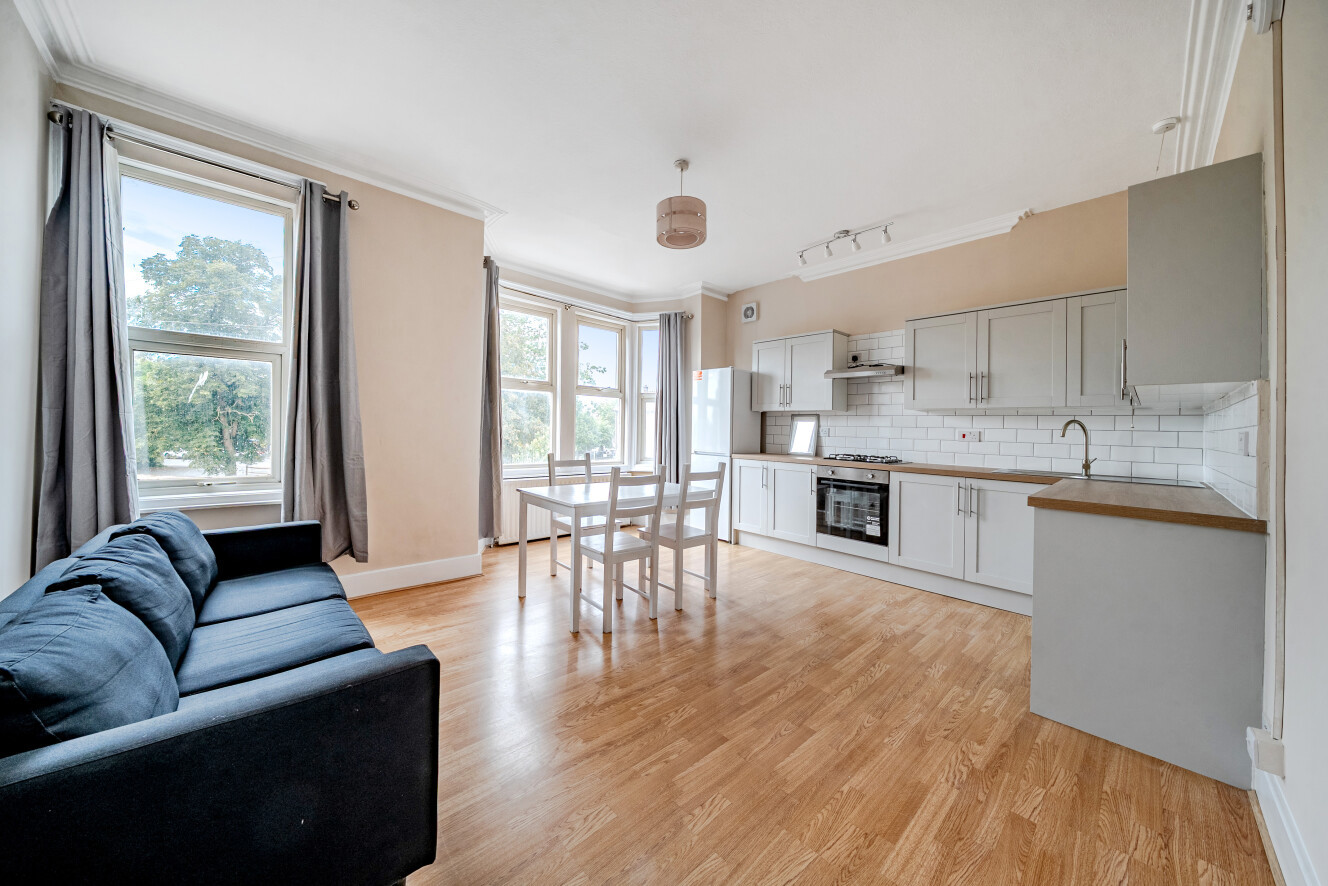 3-bed flat on 18b, Gorringe Park Avenue, Mitcham, £2,500/mo