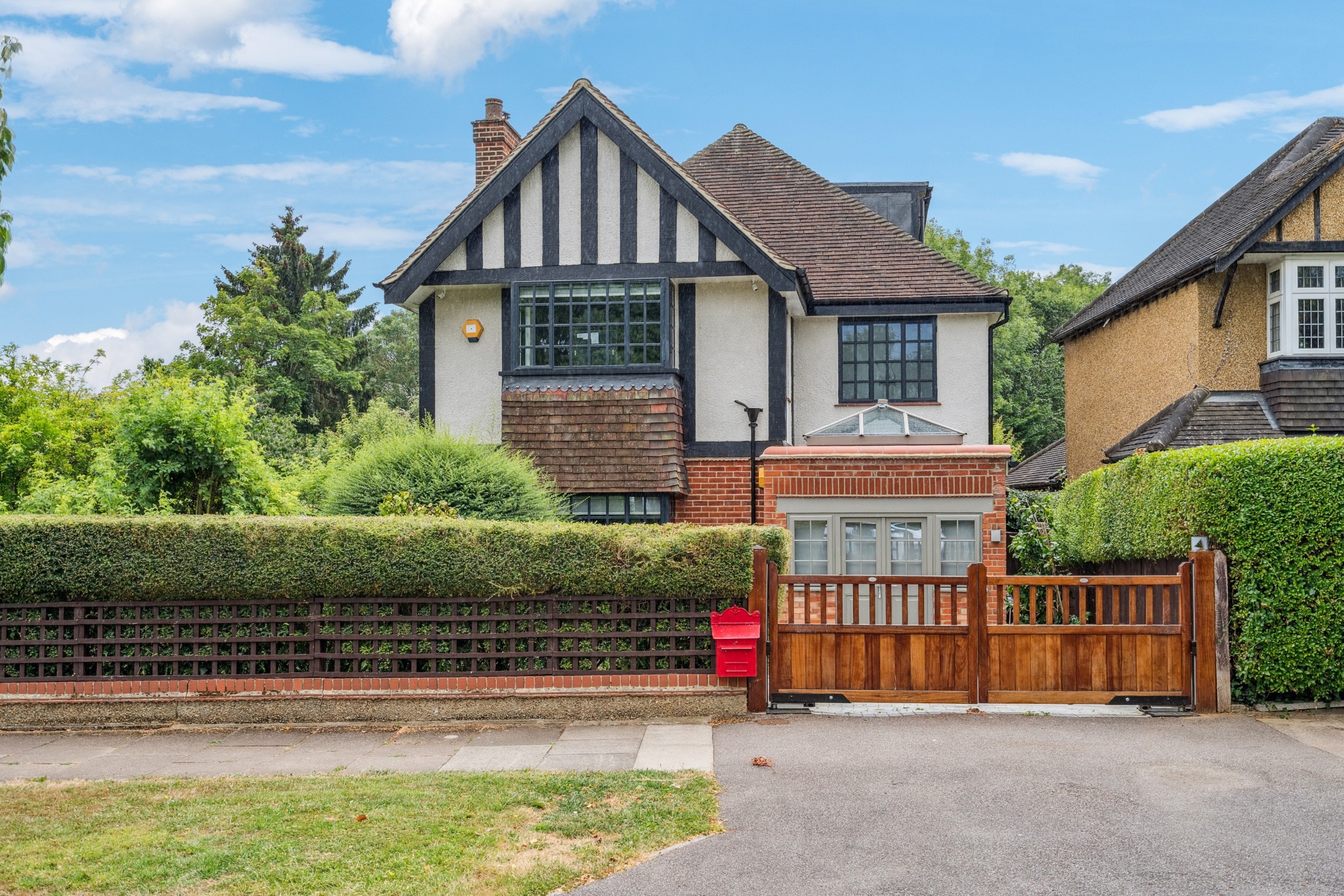 4 bedroom detached house for sale 0