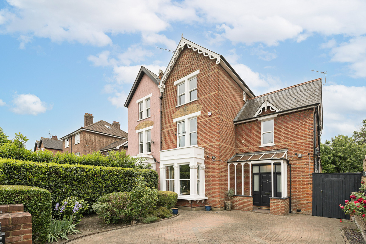 4 bedroom detached house for sale in Marlow