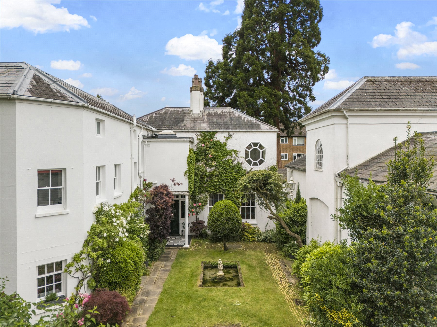 3 bedroom detached house for sale in Guildford