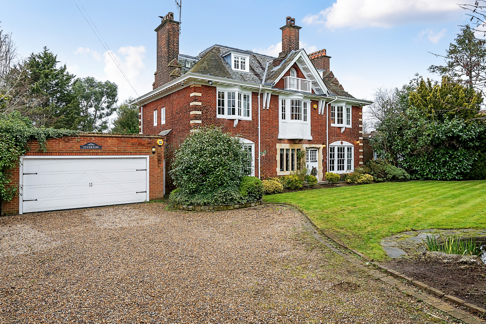 6 bedroom detached house for sale 0