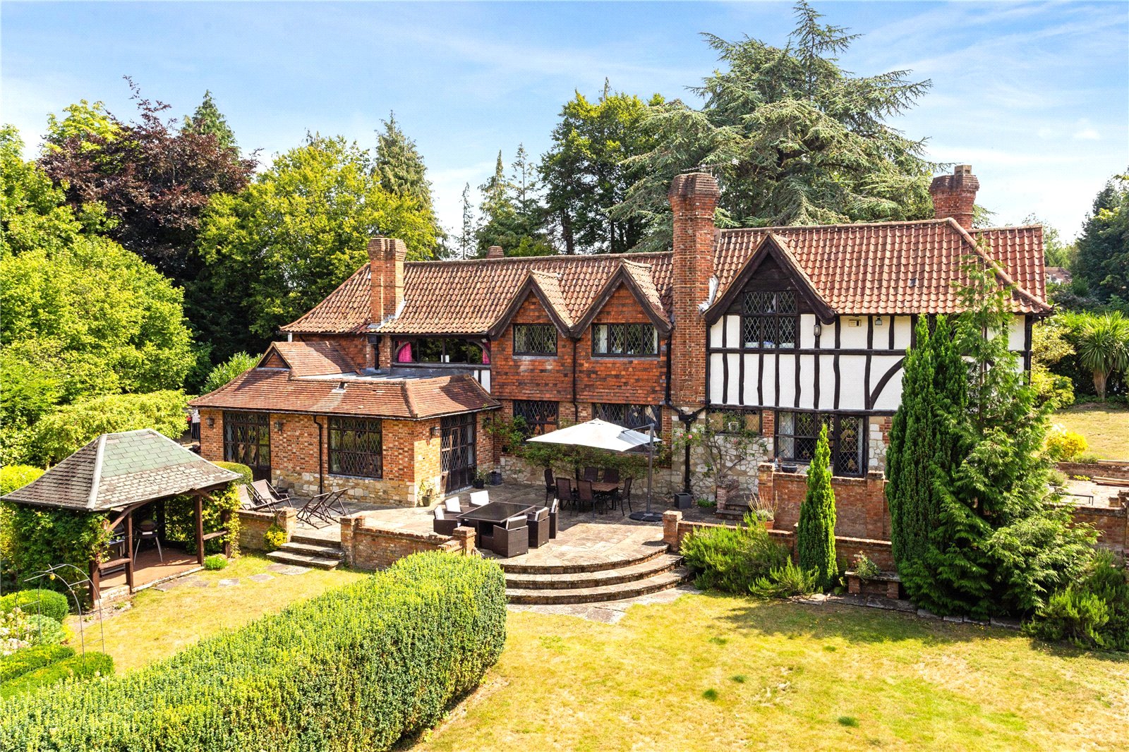 6 bedroom detached house for sale 0