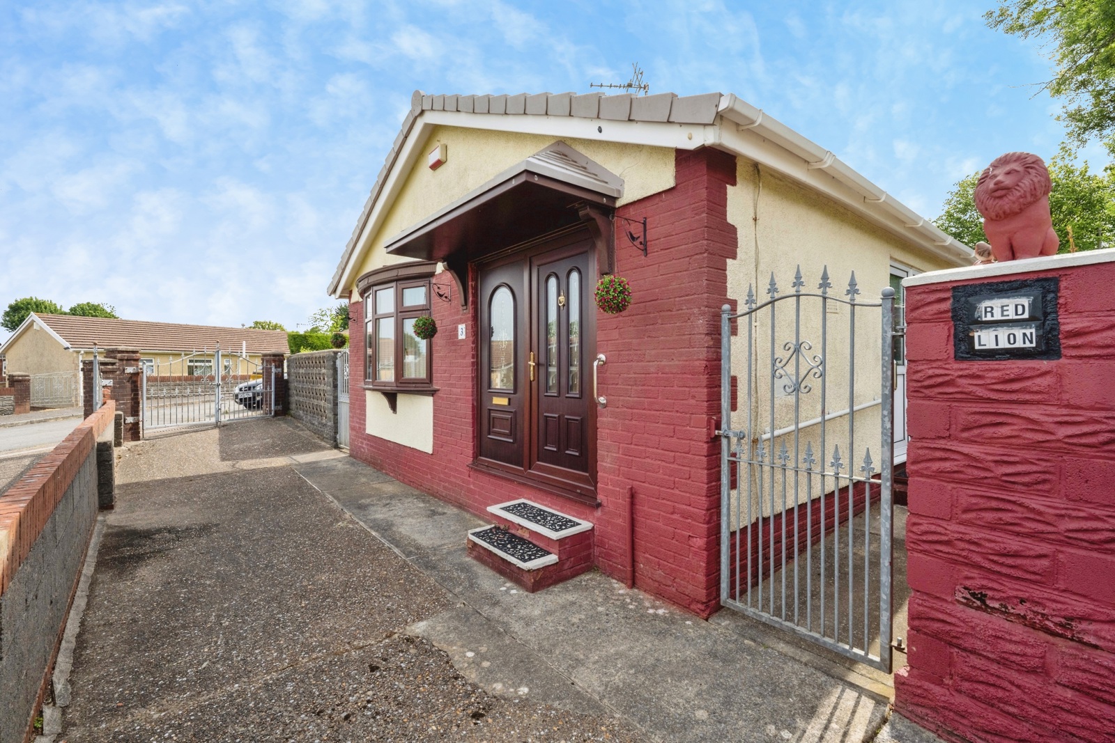 2 bed detached house for sale