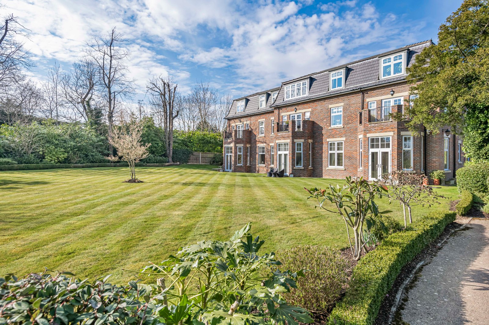 3 bedroom flat for sale 0