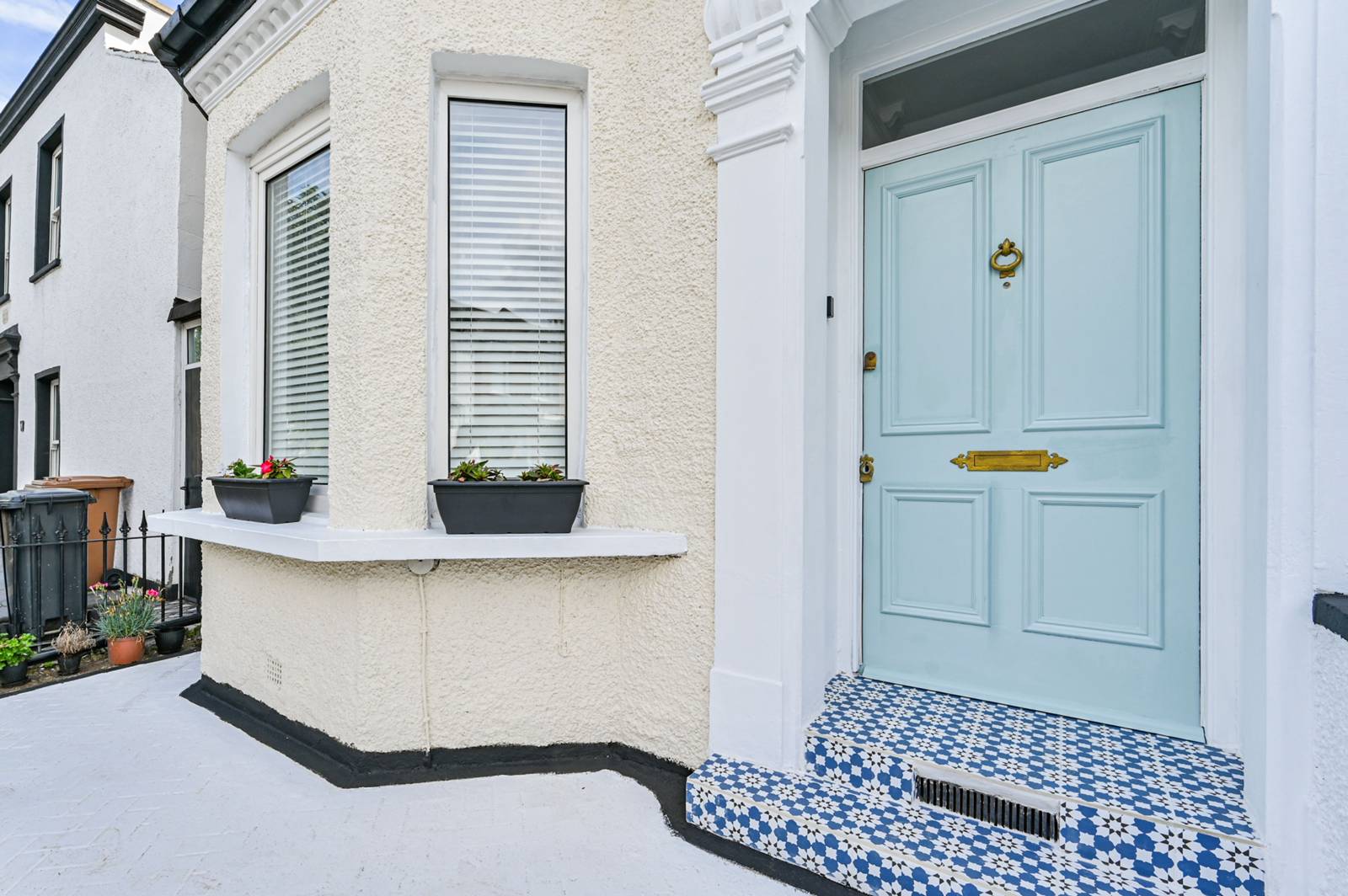 3 bedroom detached house for sale in Guildford