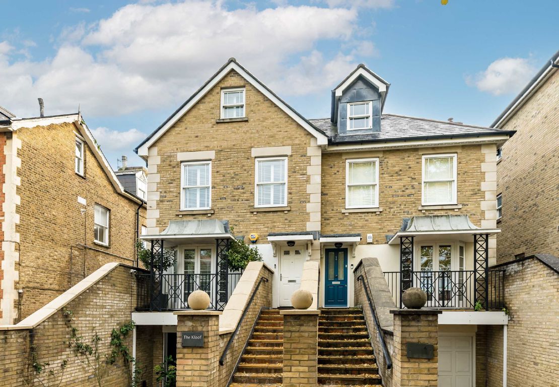 6 bedroom detached house for sale in South Croydon