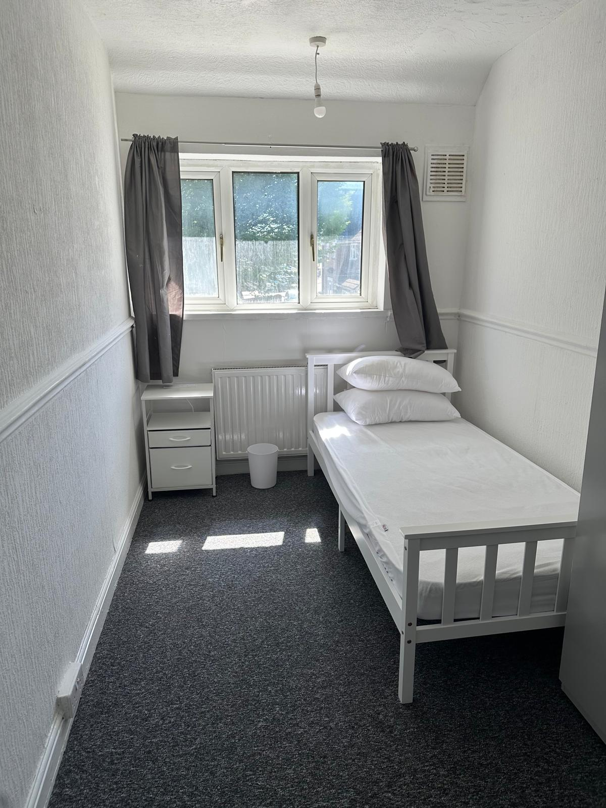 109, Charlton Crescent, Barking photo 2