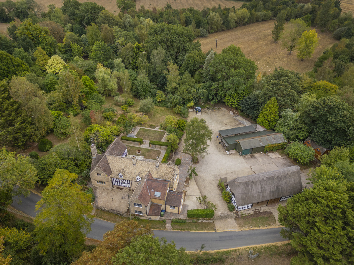 6 bedroom detached house for sale 0