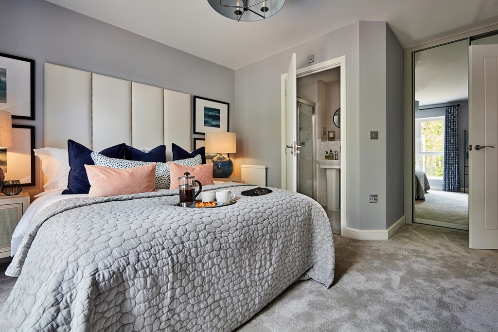 King-Size Bedroom With En Suite