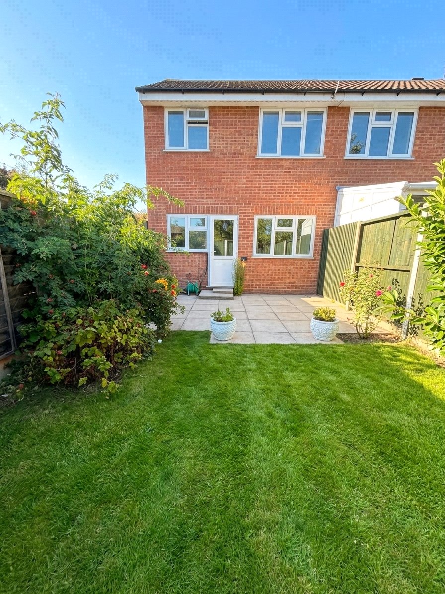 3-bed house on 44, Haslam Close, Uxbridge, £2,100/mo