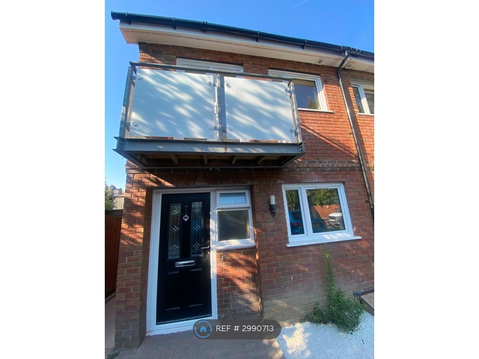 3-bed house on Renshaw Close, London, £3,000/mo