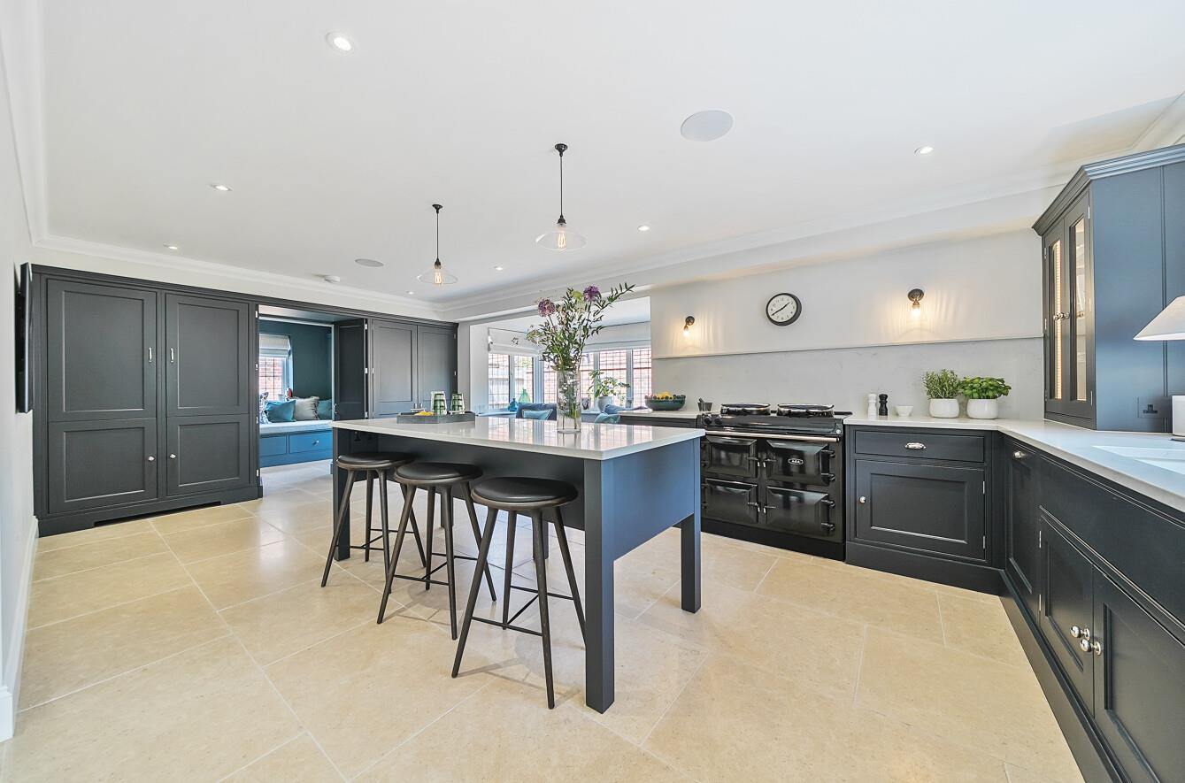 5 bedroom detached house for sale 0