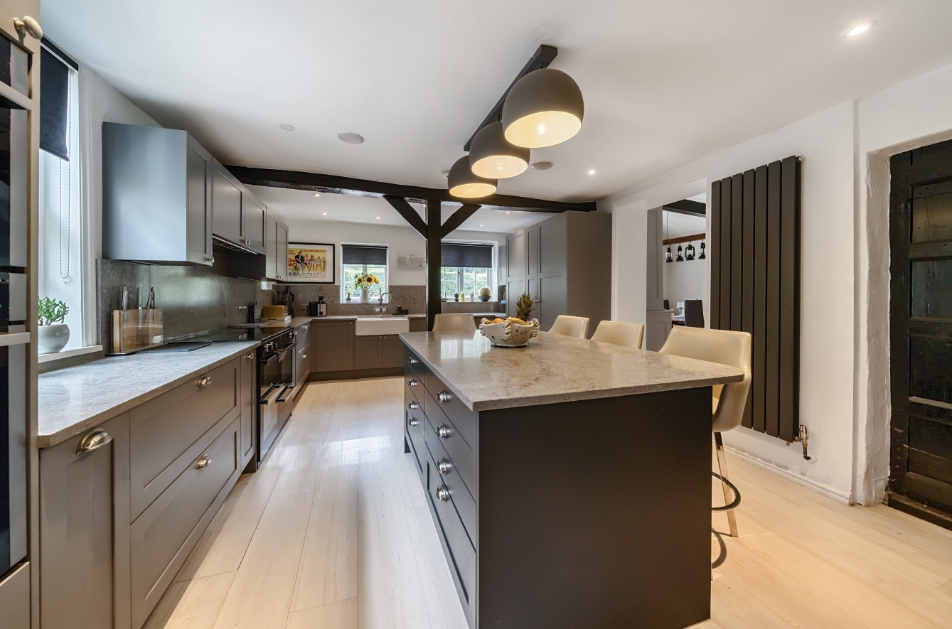 6 bedroom detached house for sale 0