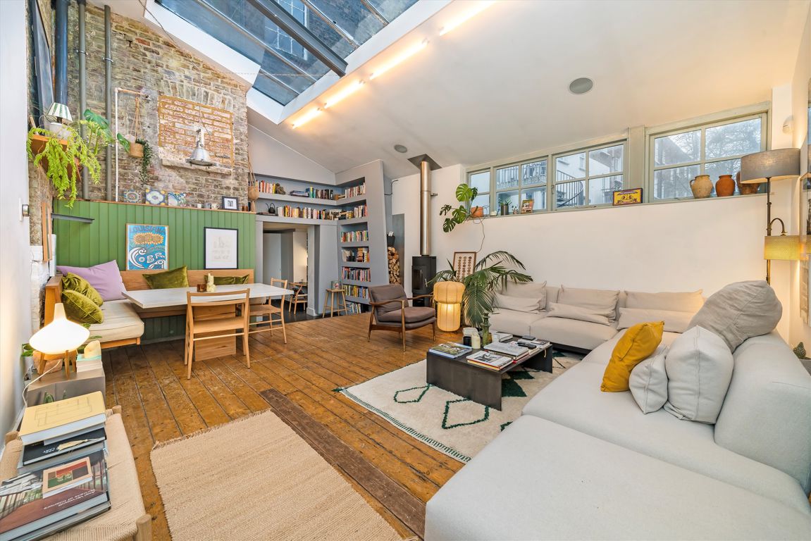 6 bedroom end terrace house for sale in London