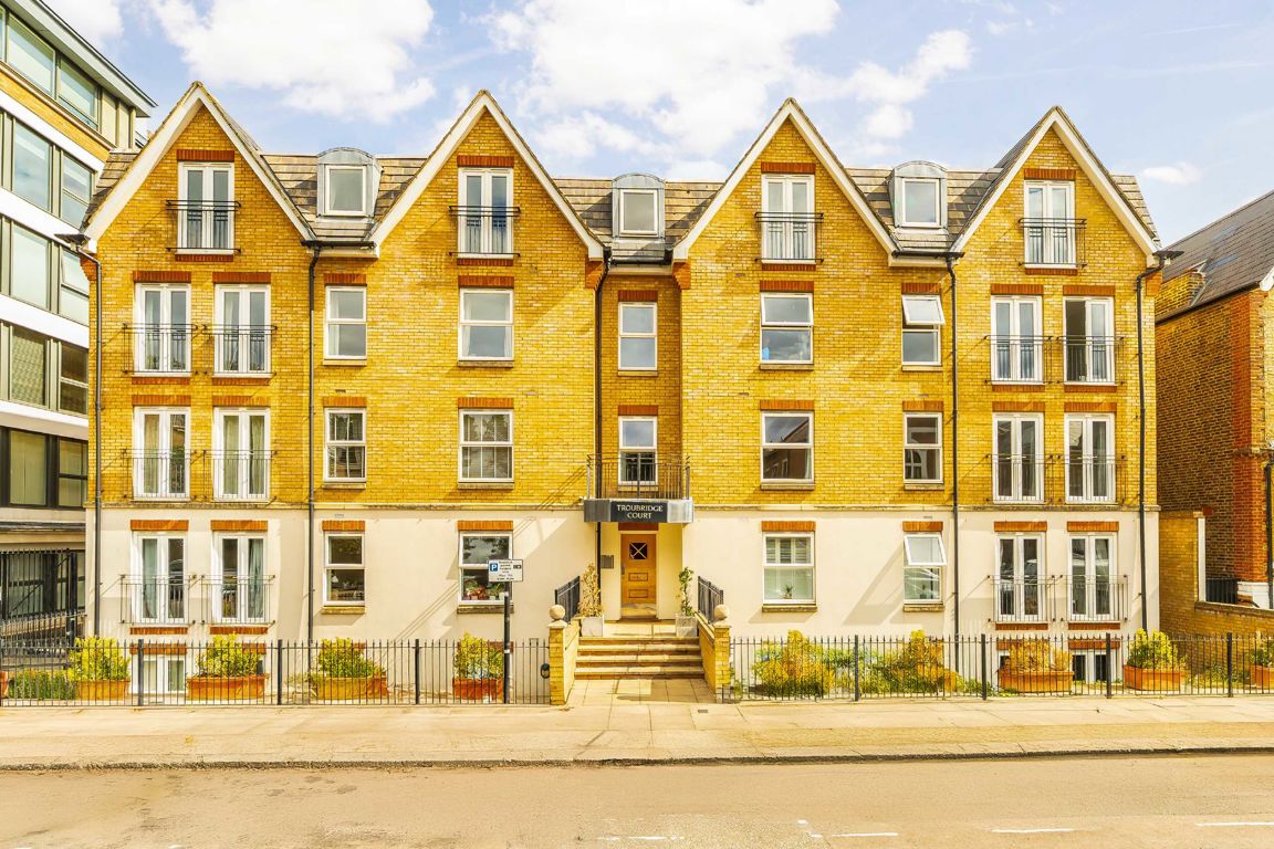 3-bed flat on Apartment 11, Troubridge Court, Marlborough Road, London, £3,500/mo