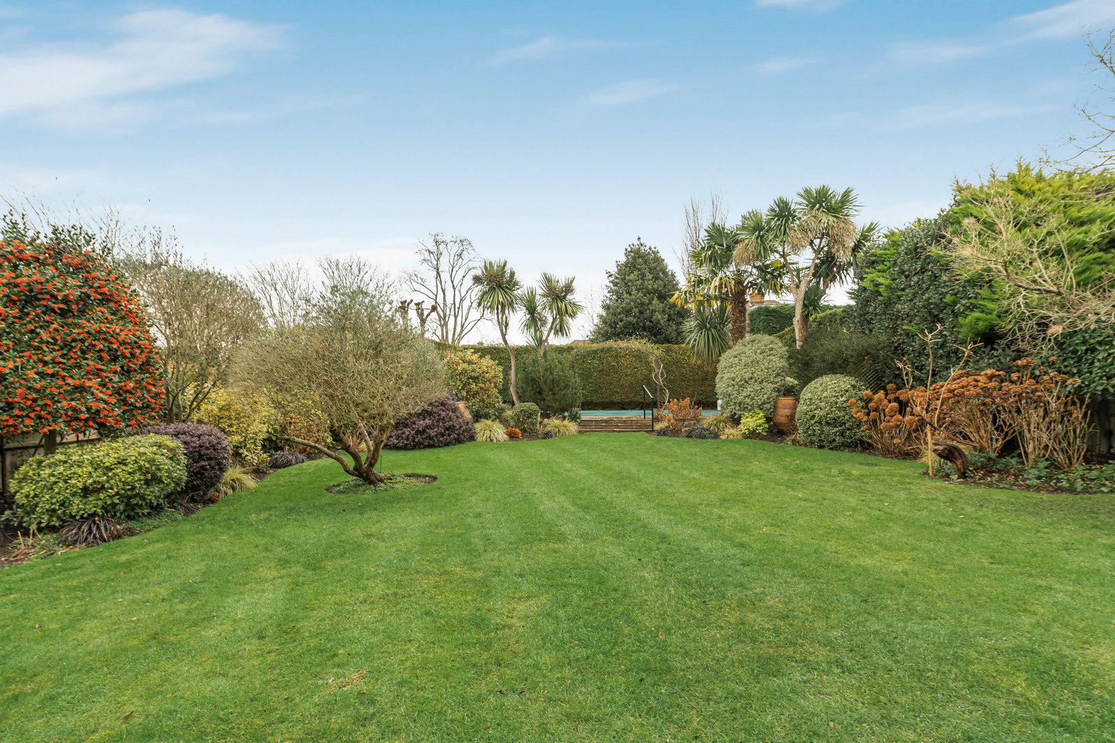 6 bedroom detached house for sale 0