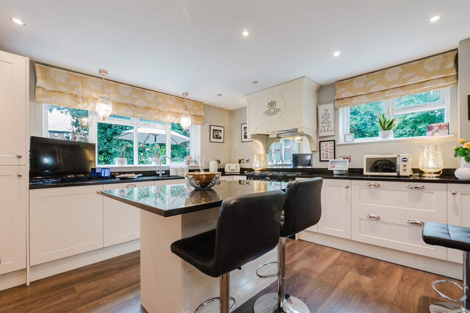 5 bedroom detached house for sale 0