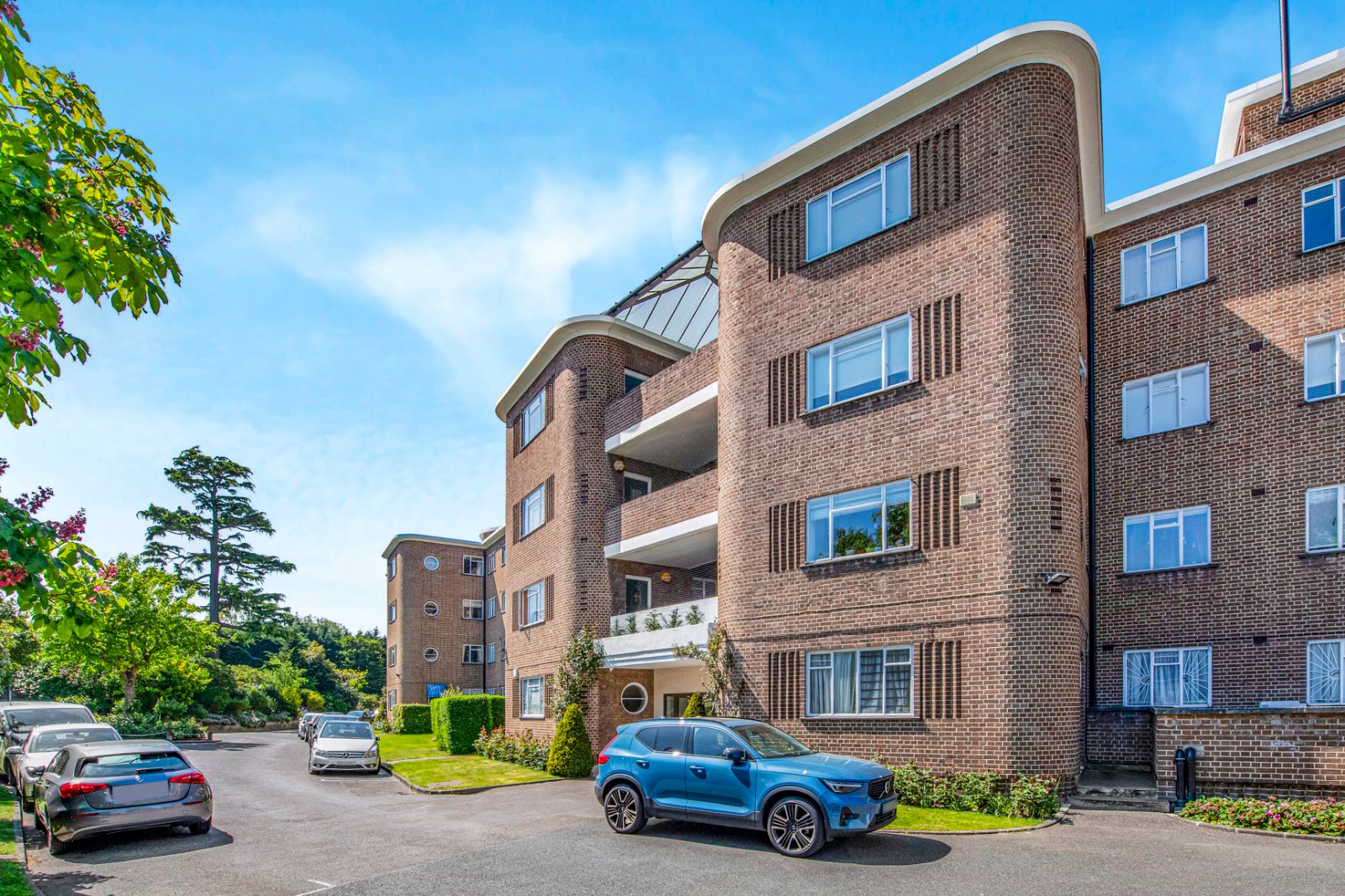 3 bedroom flat for sale