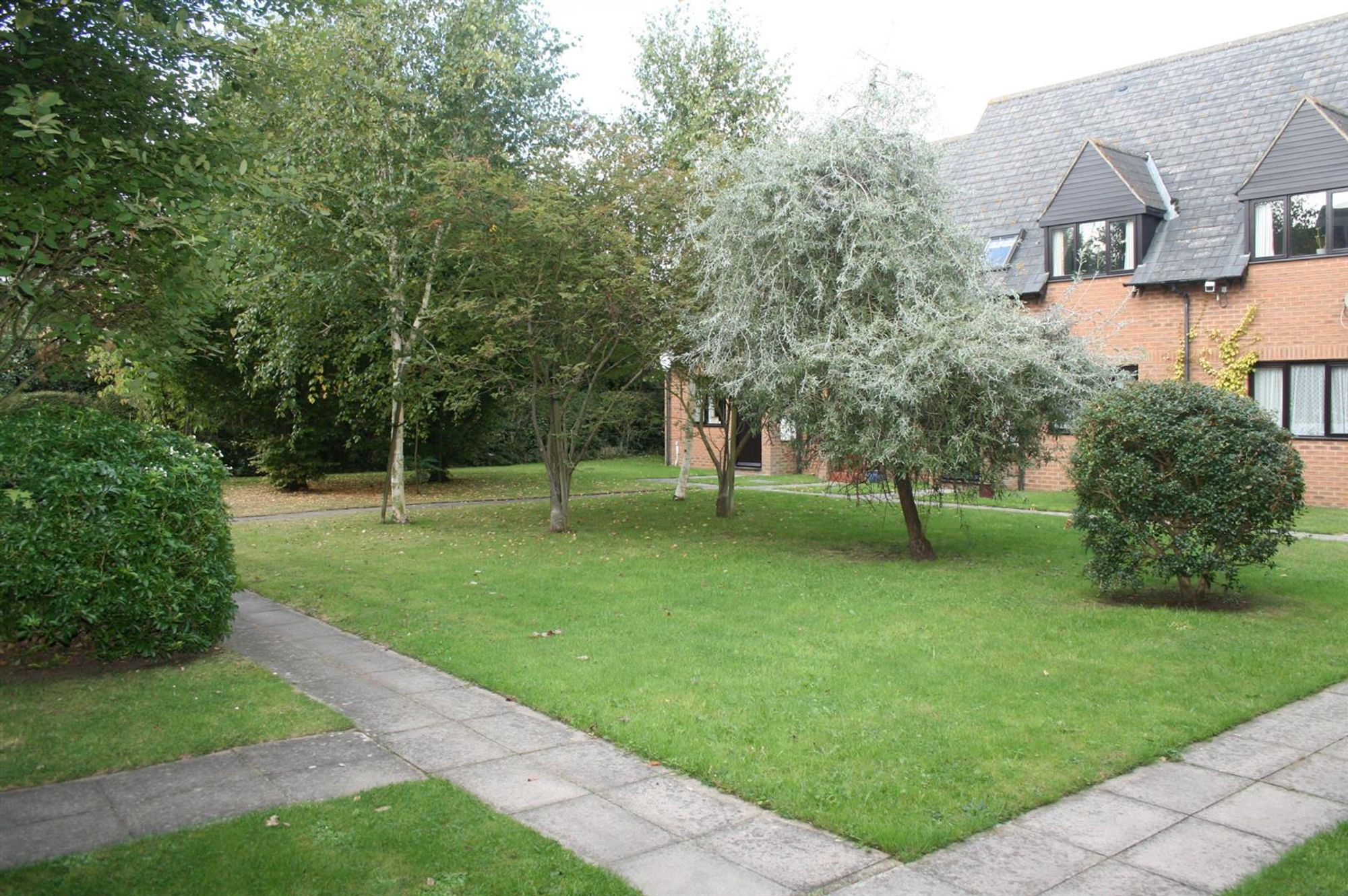 32 Poplars Close, Aylesbury photo 5