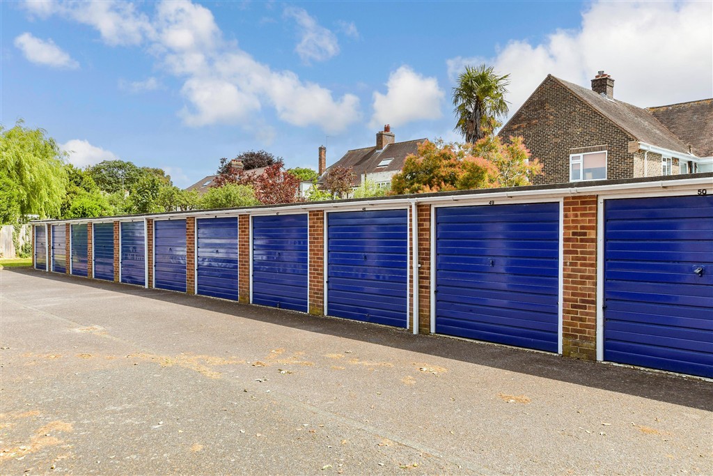 2-bed flat on Broadwater Street West, Worthing, £172,000