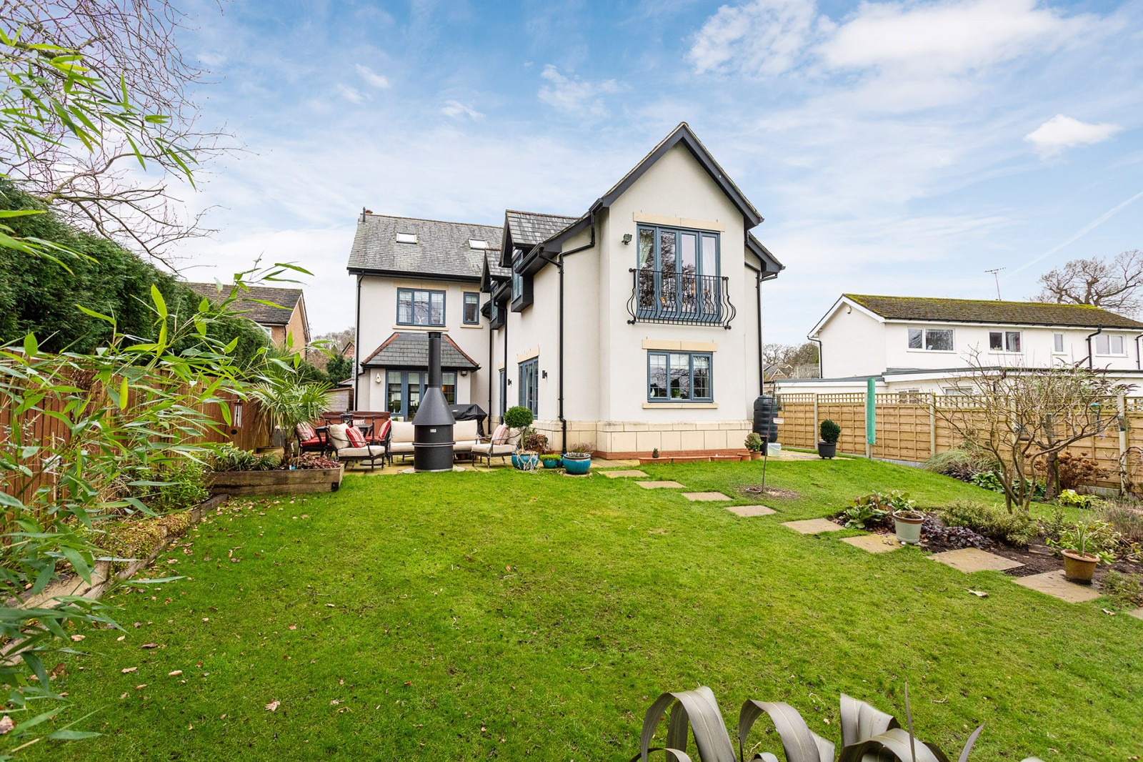 6 bedroom detached house for sale in Meadow Drive, Prestbury