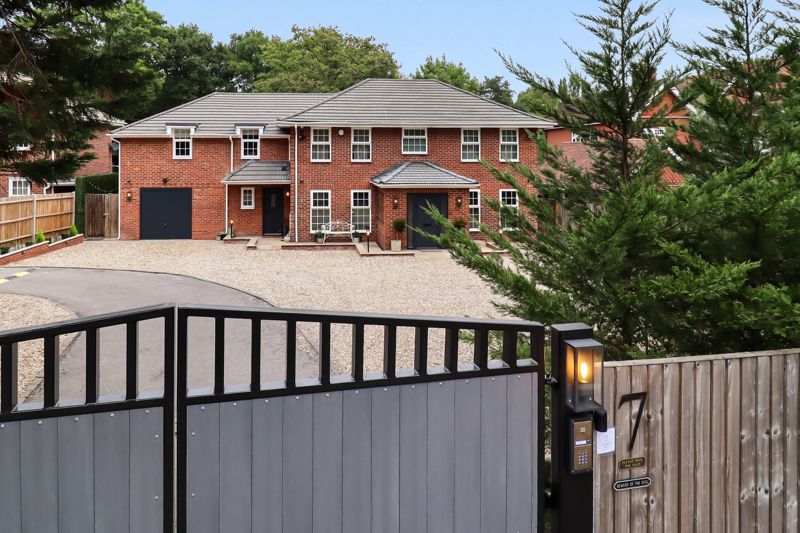 5 bedroom detached house for sale 0