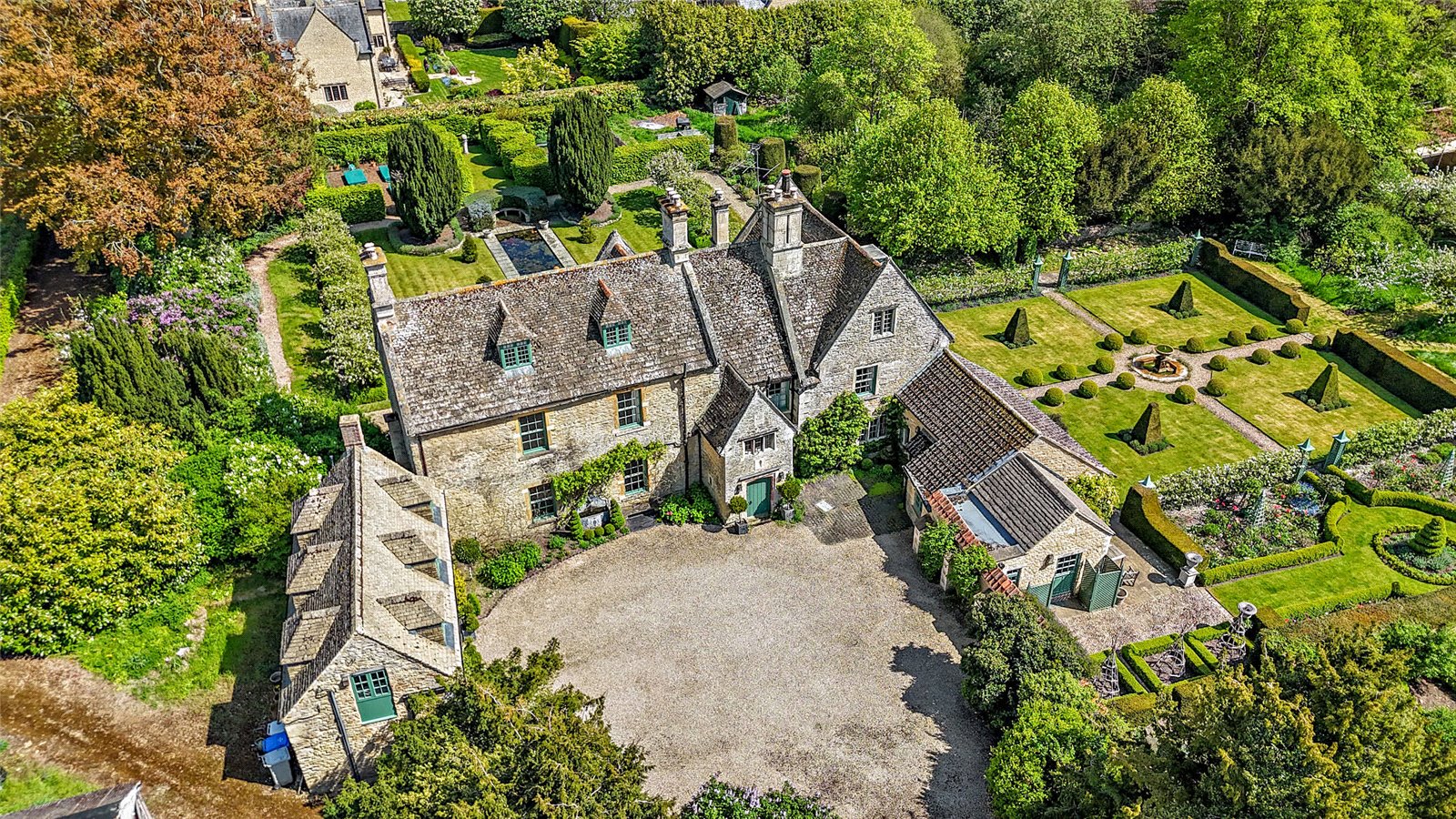 5 bedroom detached house for sale 0