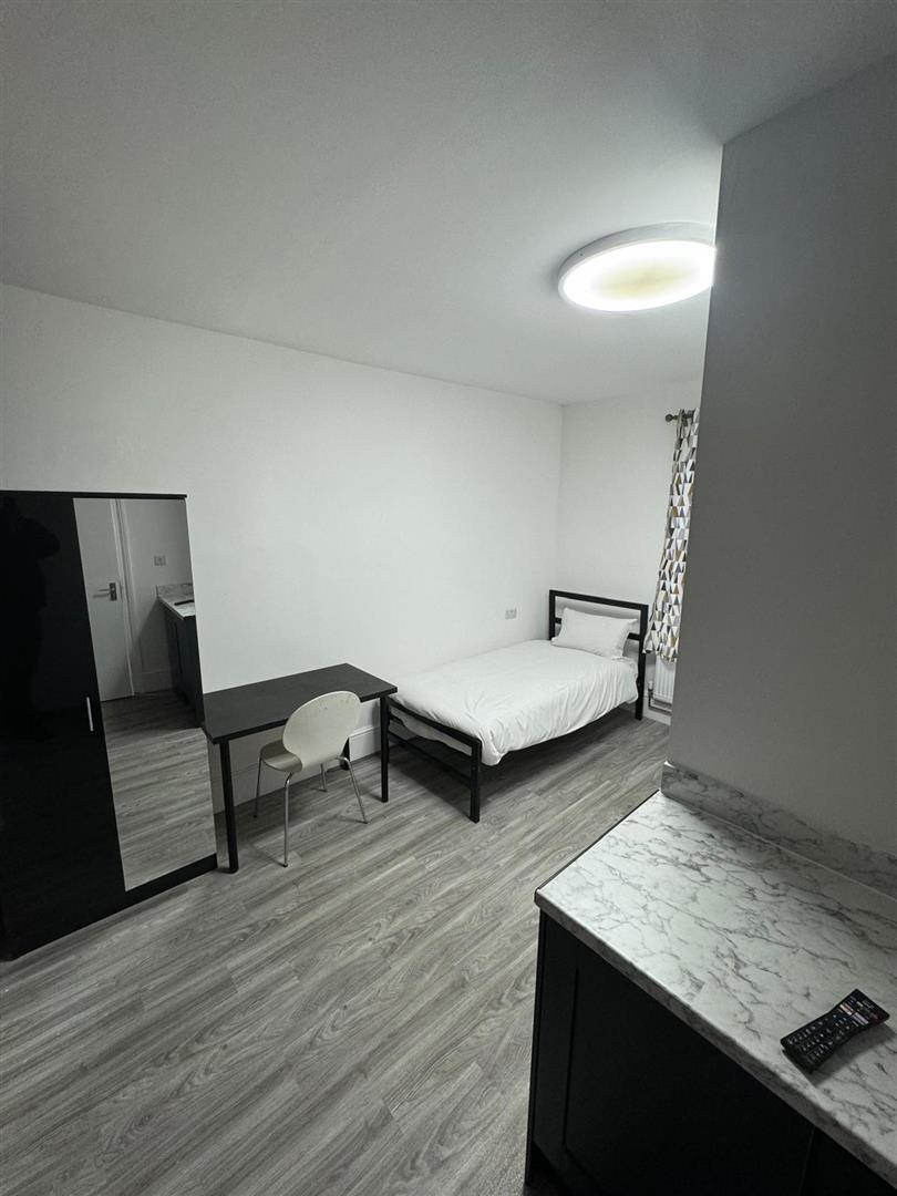 Unit 4, 127, Glenny Road, Barking photo 4