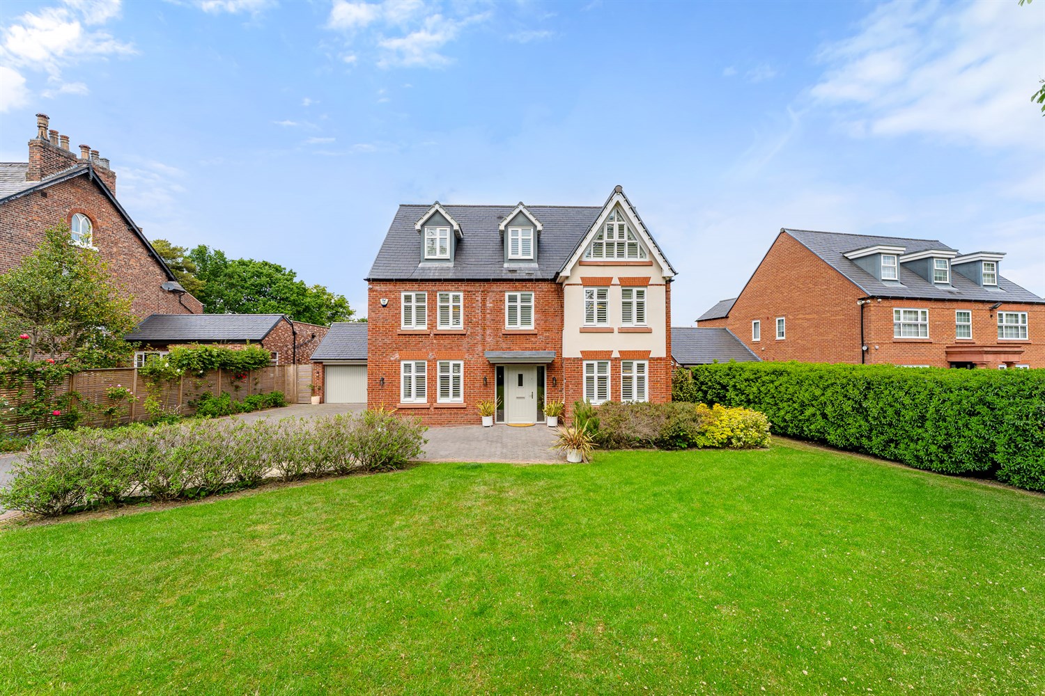 5 bedroom detached house for sale 0
